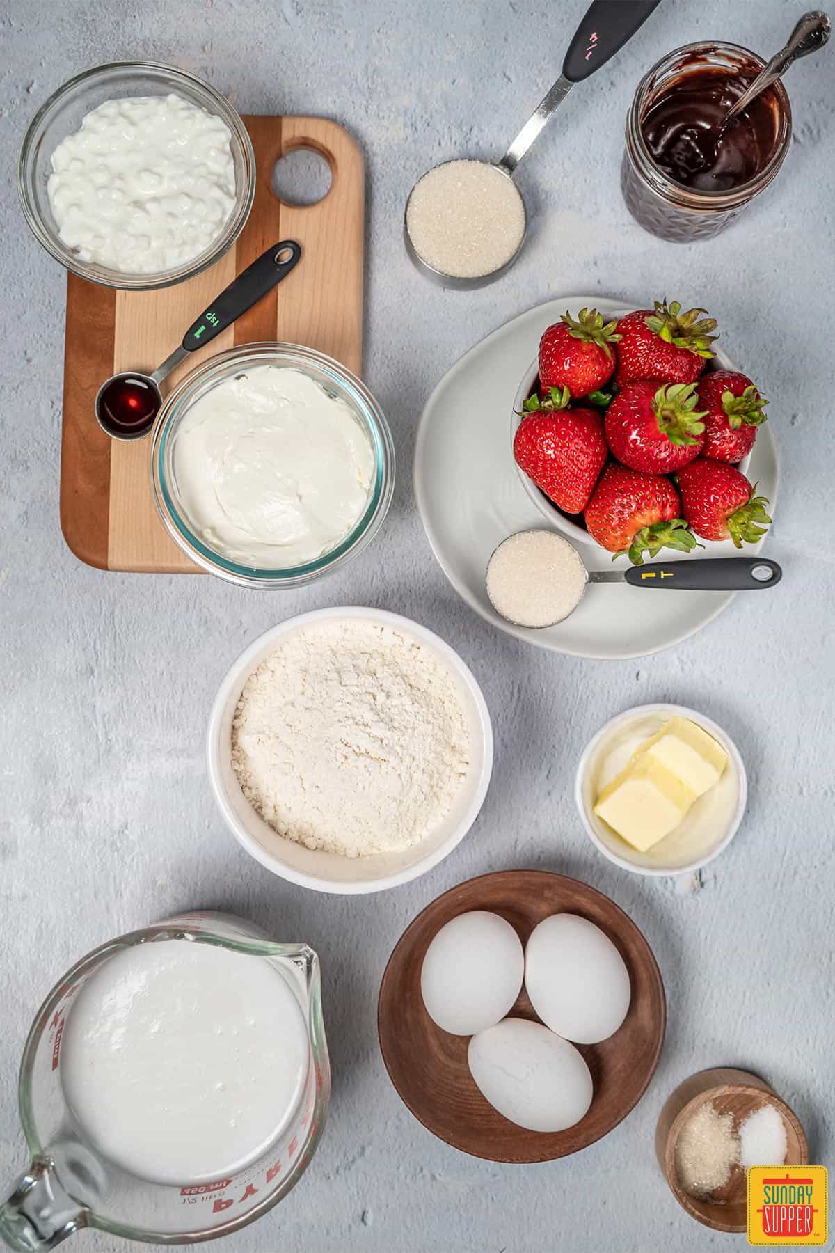 Ingredients to make strawberry crepes