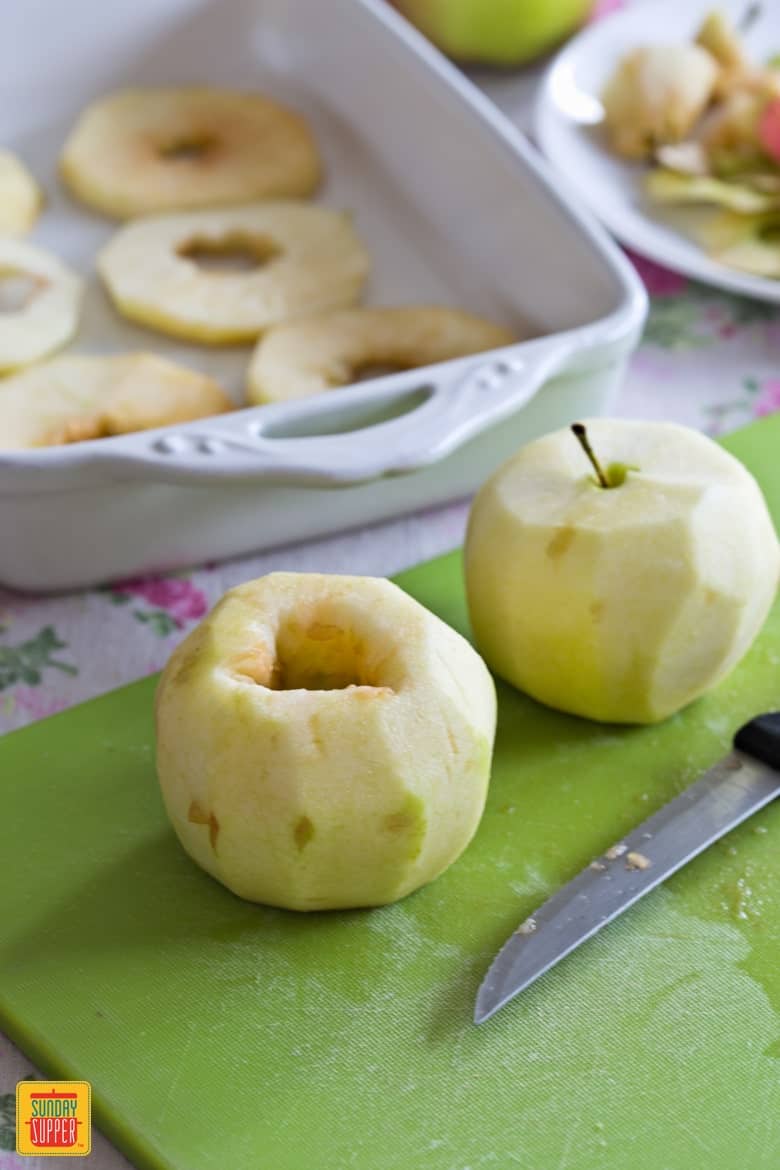 Peeling and coring apples, then layering them in a pan. How to make Baked Sliced Apples