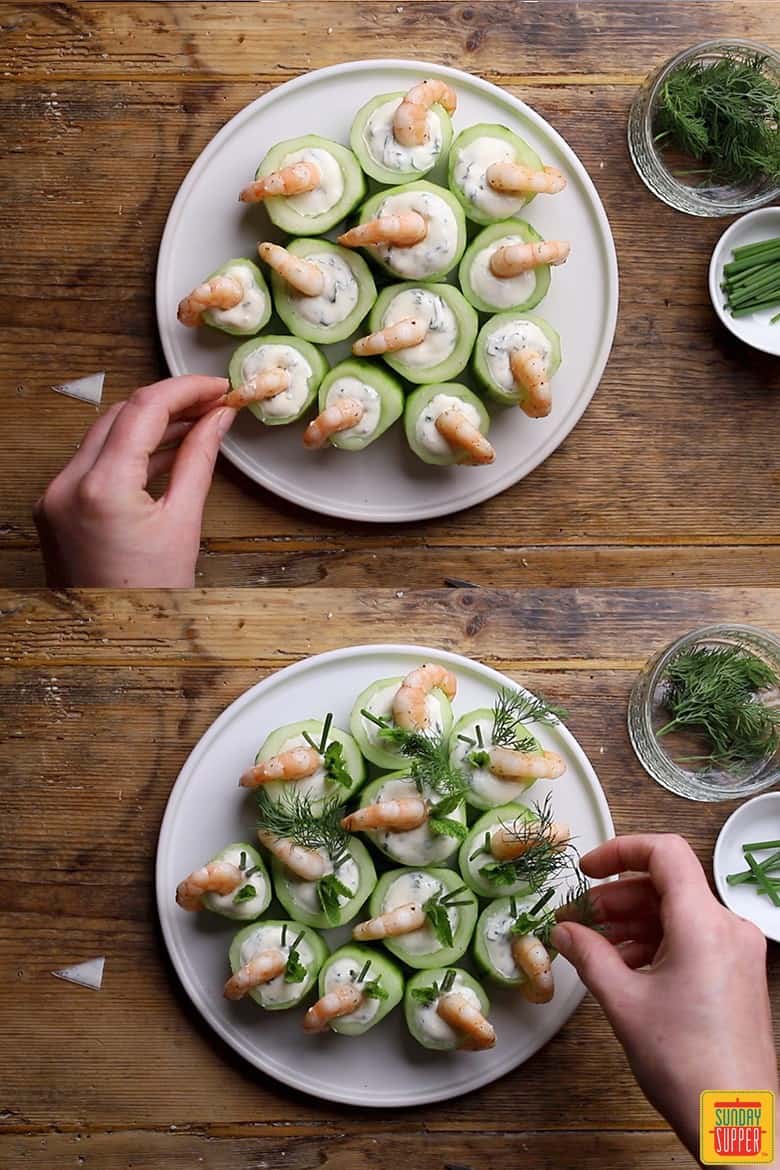 How to make cucumber canapes with shrimp: topping with shrimp