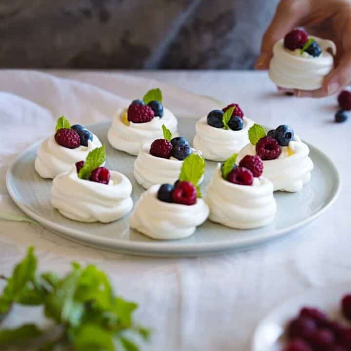 Mini pavlovas served in a plate