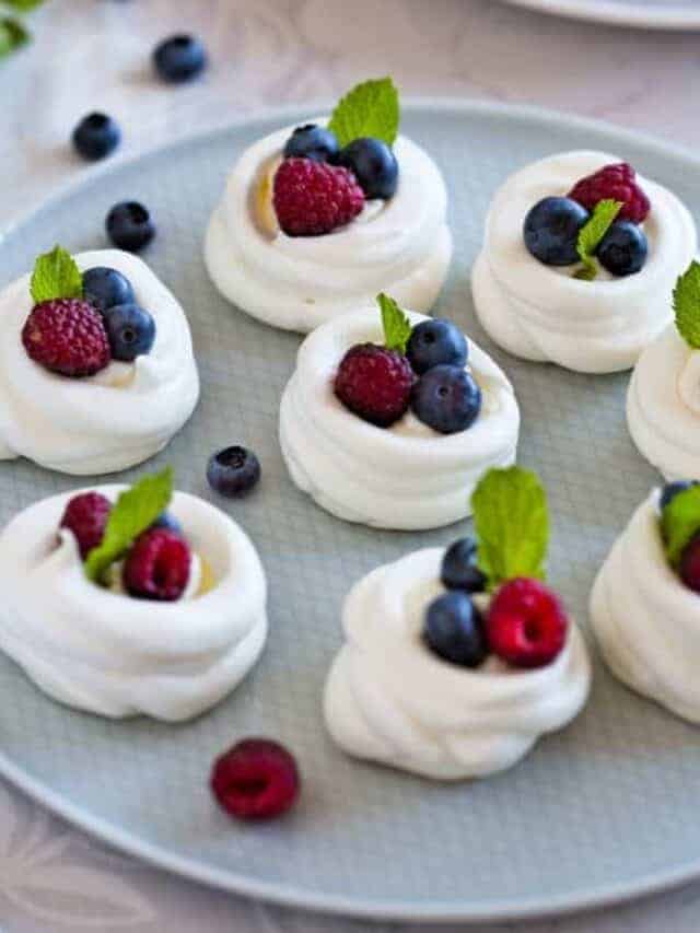 https://sundaysuppermovement.com/wp-content/uploads/2019/07/cropped-Mini-Pavlova-Recipe-Hero.jpg