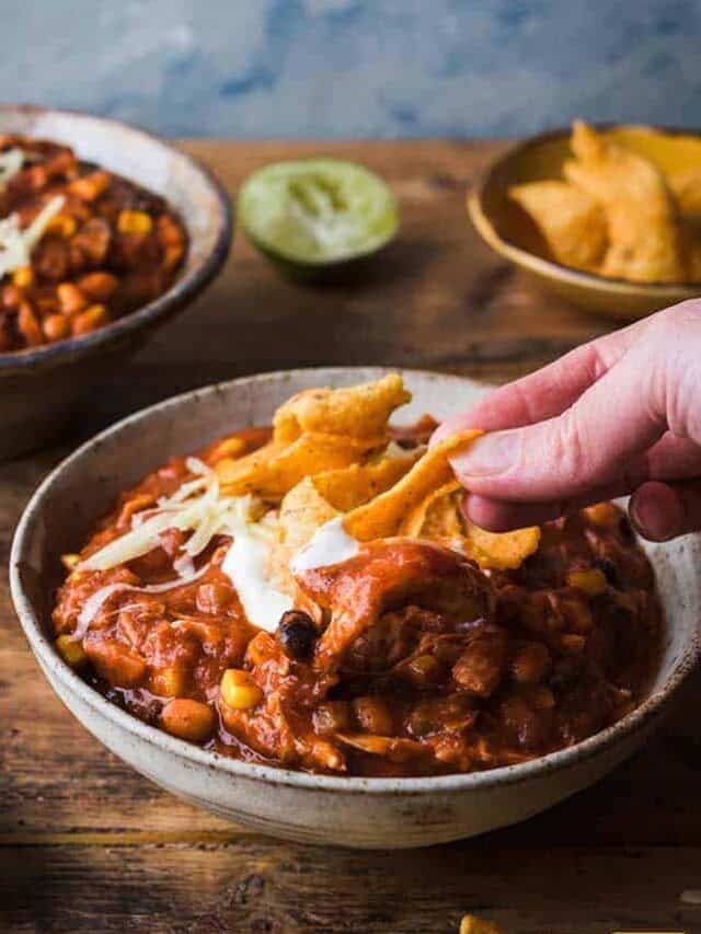 Topping white bean chicken chili with tortilla strips