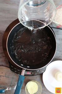 How to cook perfect rice: Pouring 4 cups water into a pan