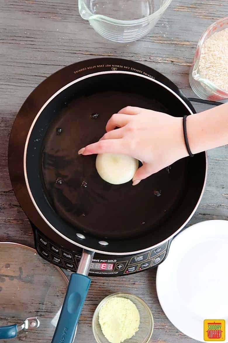 Placing an onion in the center of the pan
