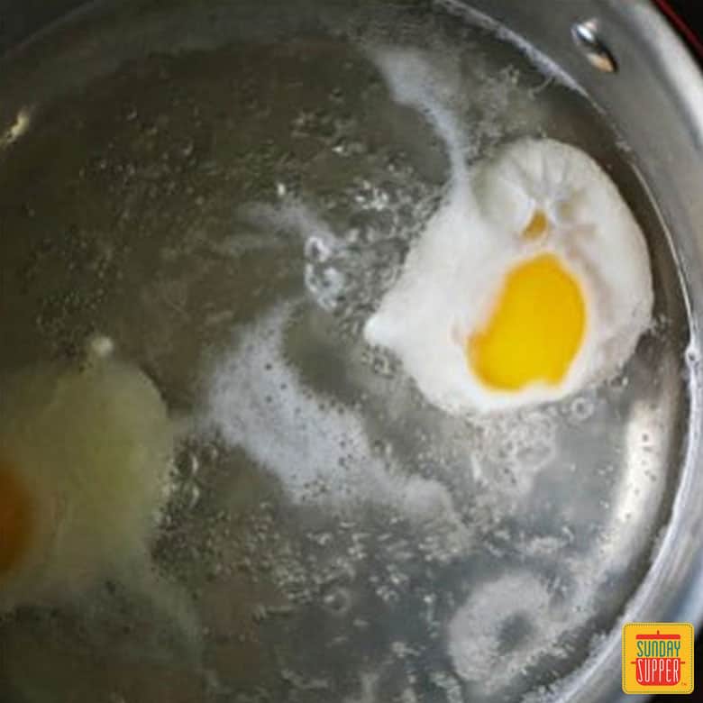 How to poach an egg: eggs in water