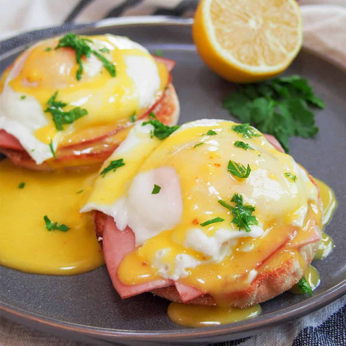 Eggs benedict on a plate - how to poach an egg
