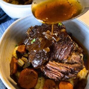 pouring gravy over slow cooker short ribs
