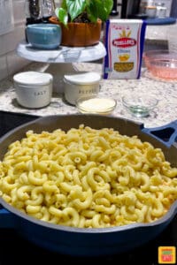 Adding pasta to pink pasta sauce