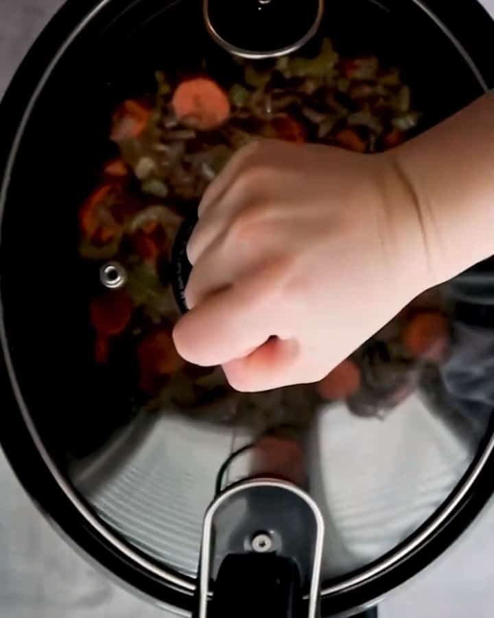 https://sundaysuppermovement.com/wp-content/uploads/2022/01/slow-cooker-short-ribs-video-8-poster.jpeg