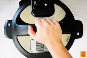 closing instant pot lid to pressure cook