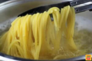 cooked spaghetti in boiling water
