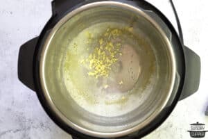 garlic sautéing in the instant pot