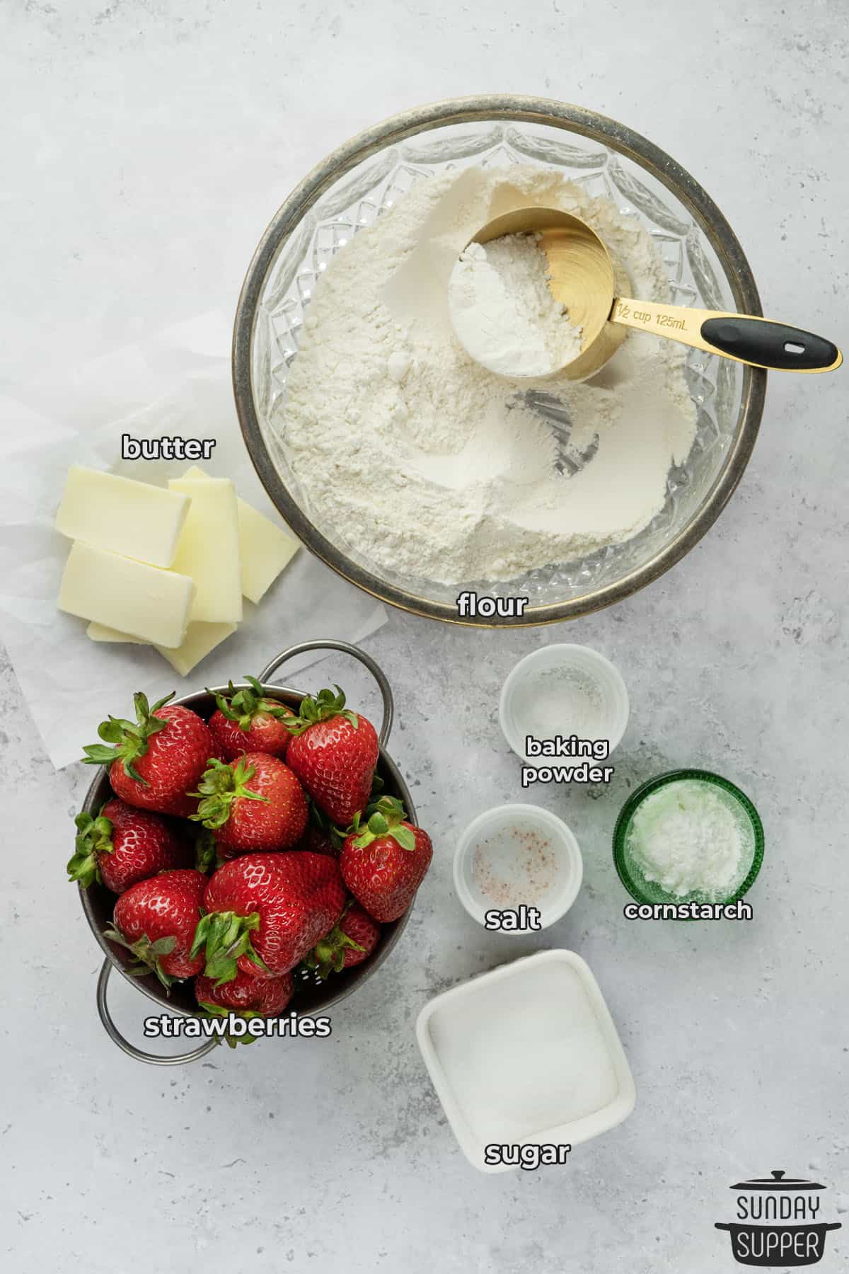 ingredients to make strawberry dump cake with labels