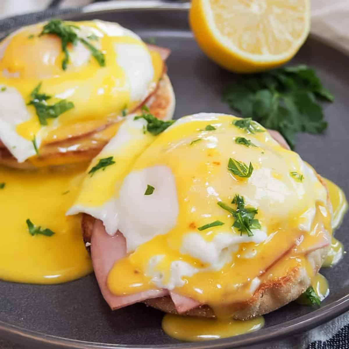 hollandaise sauce on eggs benedict