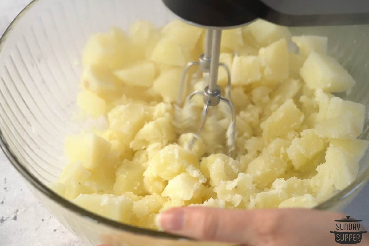 mixing boiled potatoes