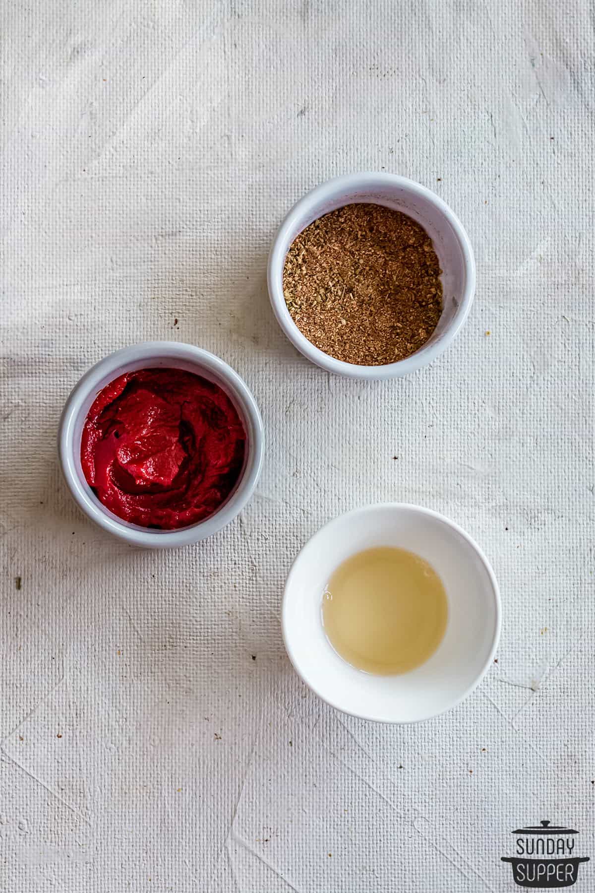 ingredients for meatloaf glaze in bowls