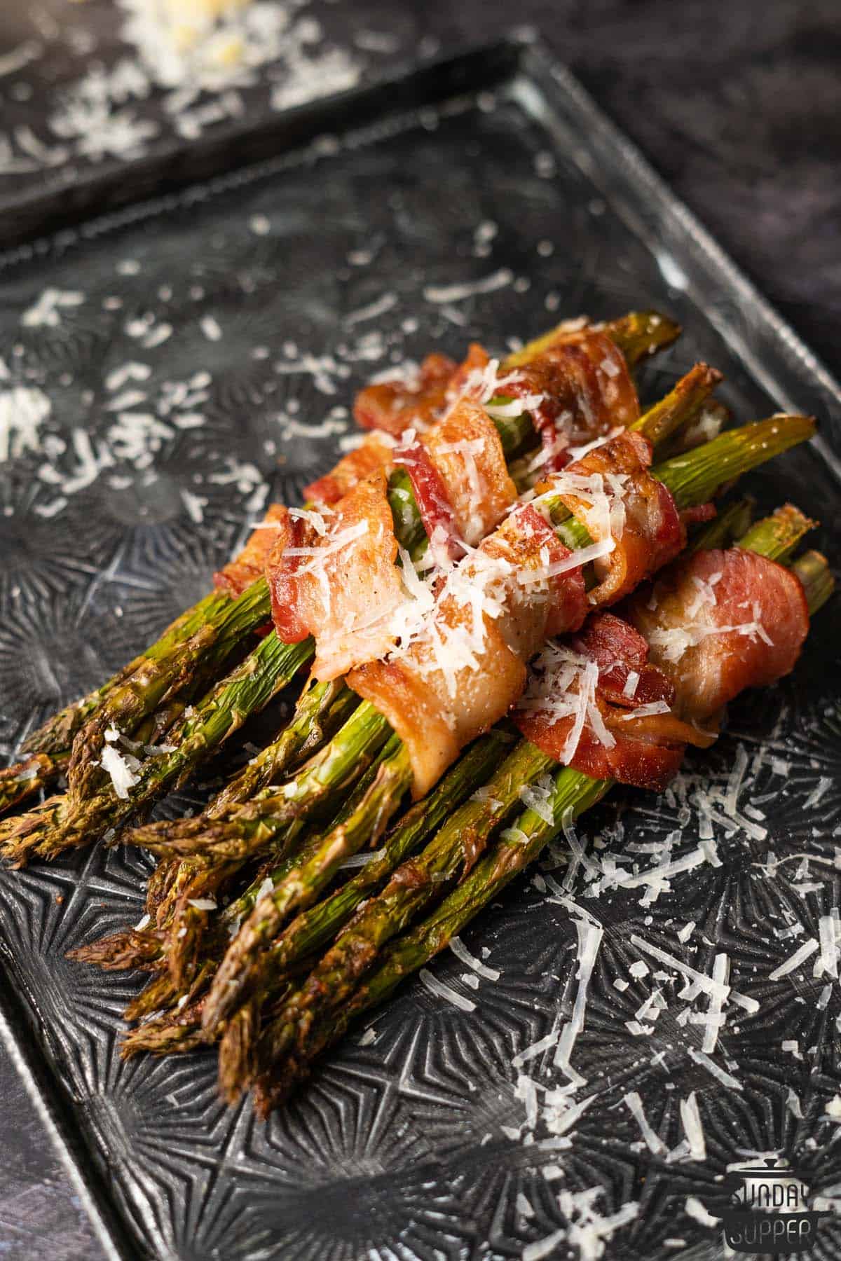 bundles of bacon wrapped asparagus ready to eat