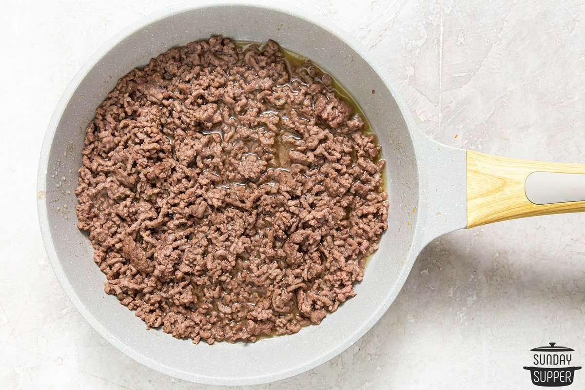 the ground beef and seasonings cooked in a pan