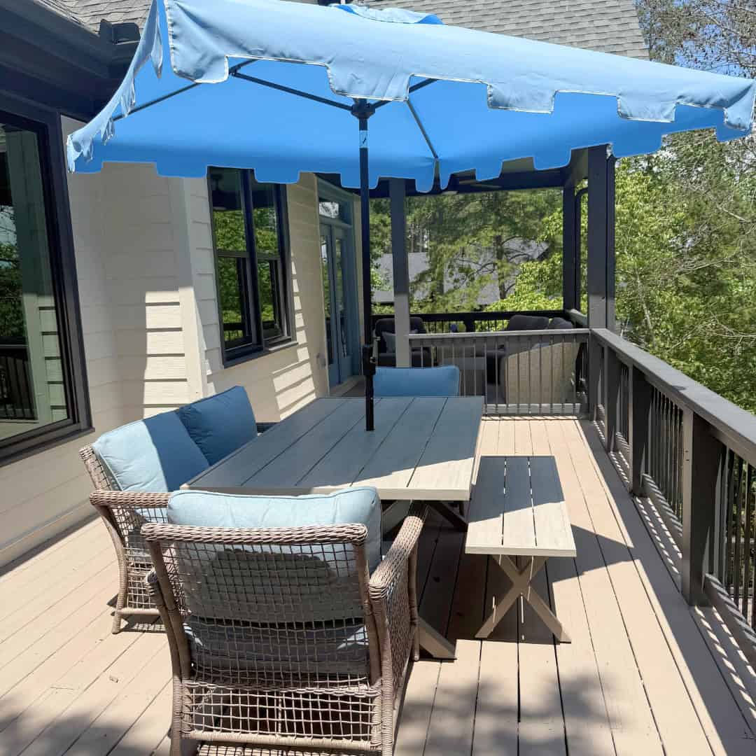 outdoor table and chairs